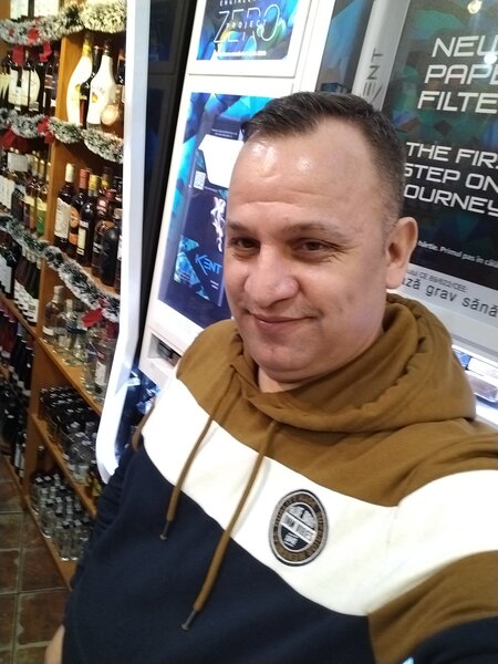 Caut loc de munca Casier lucrator comercial.